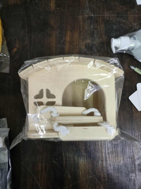 พบคำแนะนำในการเลือกกรงนกที่สมบูรณ์แบบ 8 Wooden Hamster House - บ้านไม้สัตว์เลี้ยงขนาดเล็ก มีบันได แบบที่4 (10789)