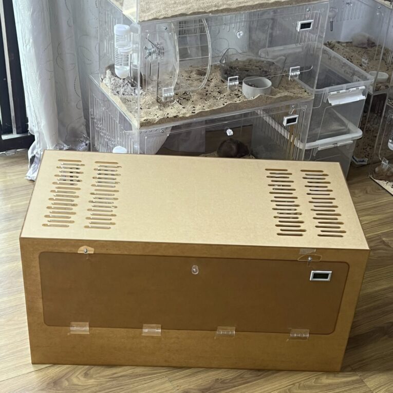 Clear Acrylic Cage - กรงอะคริลิคใส พร้อมที่วัดอุณหภูมิและความชื้น